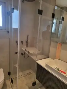 מקלחון זכוכית מותאם אישית