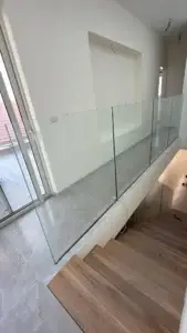 מעקה זכוכית למדרגות פנים